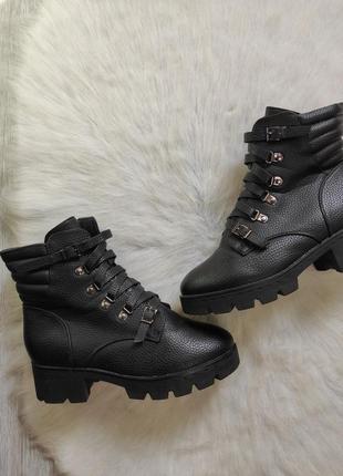 Чорні шкіряні зимові чоботи черевики ботильйони тракторної підошві низький каблук із хутром7 фото