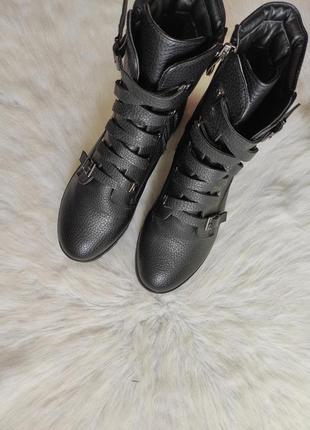 Чорні шкіряні зимові чоботи черевики ботильйони тракторної підошві низький каблук із хутром6 фото