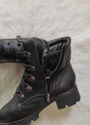 Чорні шкіряні зимові чоботи черевики ботильйони тракторної підошві низький каблук із хутром10 фото