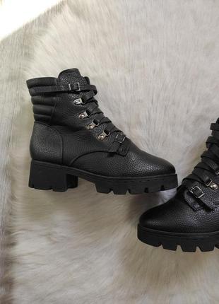 Чорні шкіряні зимові чоботи черевики ботильйони тракторної підошві низький каблук із хутром8 фото