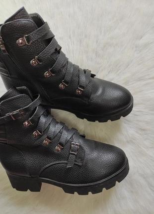 Чорні шкіряні зимові чоботи черевики ботильйони тракторної підошві низький каблук із хутром5 фото