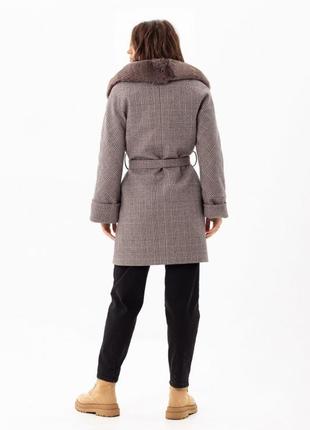 Пальто женское шерстяное зимнее с меховым воротником эко кролик, средней длины клетчатое коричневое7 фото