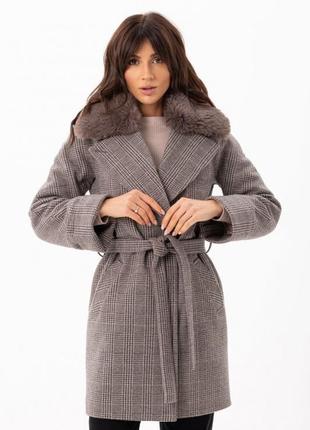 Пальто женское шерстяное зимнее с меховым воротником эко кролик, средней длины клетчатое коричневое3 фото