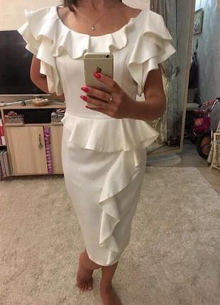 Молочно—белое атласное платье. почти новое. сшито на заказ. размер м