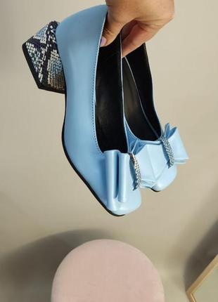 Жіночі туфлі з натуральної шкіри голубого кольору комбіноване ексклюзивний рептилією декорованні бантиком3 фото