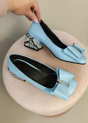 Жіночі туфлі з натуральної шкіри голубого кольору комбіноване ексклюзивний рептилією декорованні бантиком2 фото