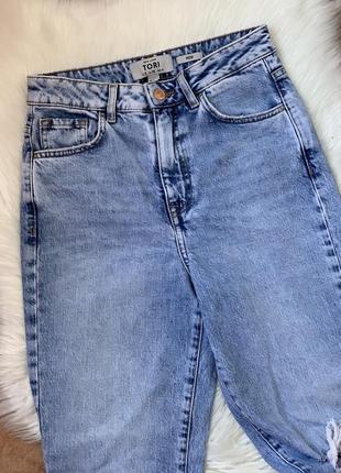 Стильные светлые мом джинсы на высокой посадке с фирменными рваностями на колене от new look tri4 фото