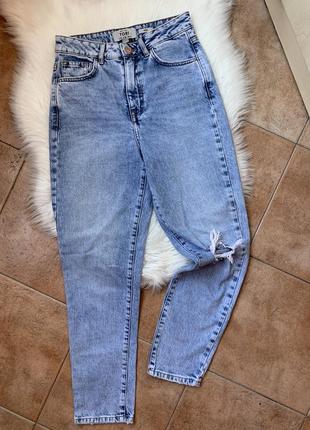 Стильные светлые мом джинсы на высокой посадке с фирменными рваностями на колене от new look tri2 фото