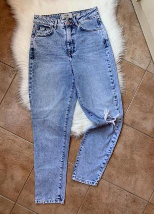 Стильные светлые мом джинсы на высокой посадке с фирменными рваностями на колене от new look tri