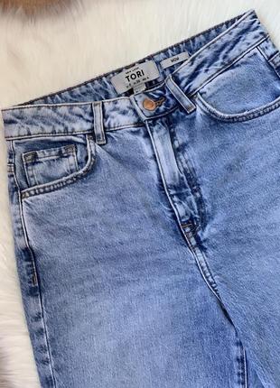 Стильные светлые мом джинсы на высокой посадке с фирменными рваностями на колене от new look tri5 фото