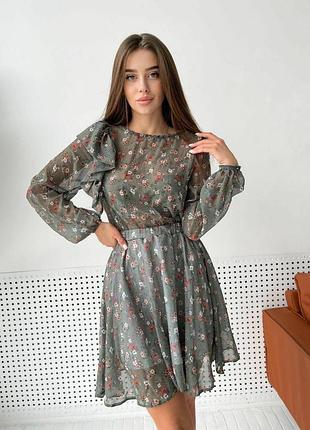 Легка ніжна сукня
