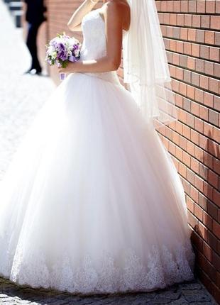 Красиве щасливе весільне плаття айворі1 фото