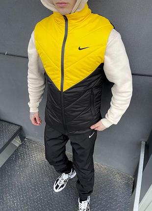 Чоловіча жилетка nike чорна з жовтим без капюшона з плащової тканини осінна  ⁇  безрукавка найк демісезонна