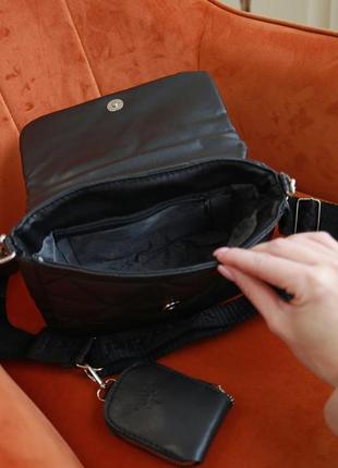 Молодежная популярная маленькая сумка кросс-боди на широком ремешке через плечо с ключницей7 фото