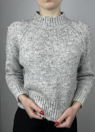 Теплый свитер с жемчугом reserved