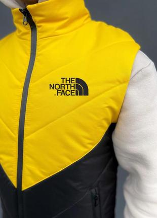 Мужская жилетка the north face черная с желтым без капюшона стеганная из плащевки | безрукавка зе норт фейс6 фото