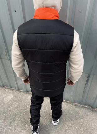 Мужская жилетка the north face черная с оранжевым без капюшона стеганная из плащевки | безрукавка зе норт фейс3 фото