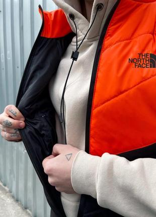 Мужская жилетка the north face черная с оранжевым без капюшона стеганная из плащевки | безрукавка зе норт фейс8 фото