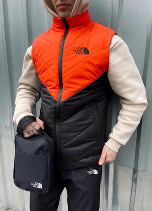 Мужская жилетка the north face черная с оранжевым без капюшона стеганная из плащевки | безрукавка зе норт фейс4 фото