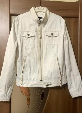 Белая куртка ветровка oggi