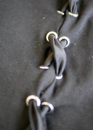 Черное платье со шнуровкой и открытыми плечами5 фото
