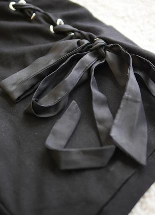 Черное платье со шнуровкой и открытыми плечами6 фото