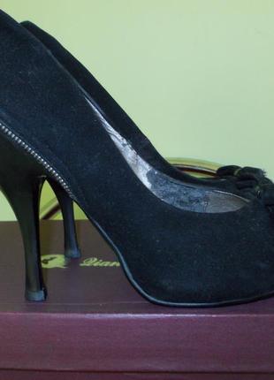 Туфлі з блискавками--дуже красиві