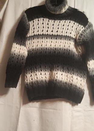Красивый свитер новый