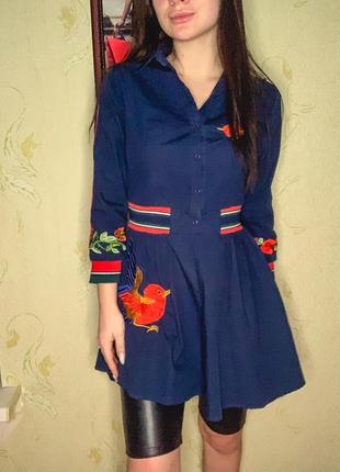 Яскрава принтована сукня на будь-який сезон