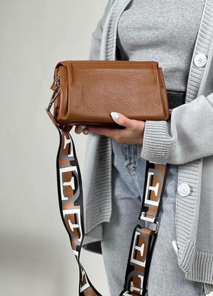 Жіноча шкіряна рижа (коричнева) сумка з широким ремнем, італія3 фото