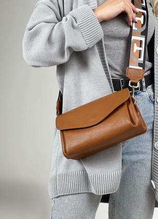 Жіноча шкіряна рижа (коричнева) сумка з широким ремнем, італія