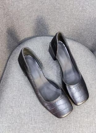 Женские туфли из натуральной кожи под светлые в черном цвете на каблуке 4 см3 фото