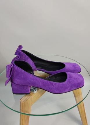 Женские туфли из натуральной замши фиолетового цвета декорирована пятке бантом на каблуке 4 см