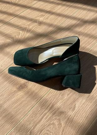 Женские туфли из натуральной замши изумрудного цвета на каблуке 4 см4 фото