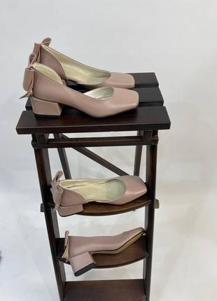 Жіночі туфлі з натуральної шкіри пудрового кольору на каблуку 4см декорована бантиком