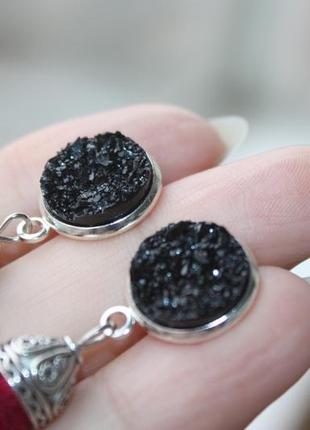 Сережки сережки кисті пензлика пишні вишневі малинові з красивим чорним каменем2 фото