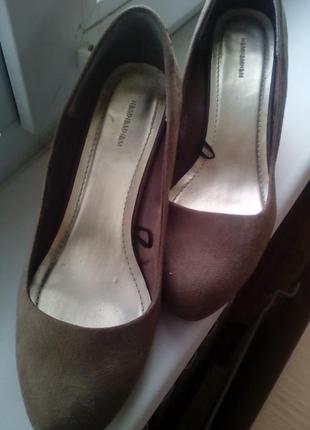 Туфли лодочки оливковый цвет h&amp;m средний устойчивый каблук р. 38-39 замша