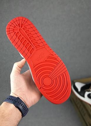 Чоловічі кросівки nike air jordan 1 білі з чорним і червоним / smb