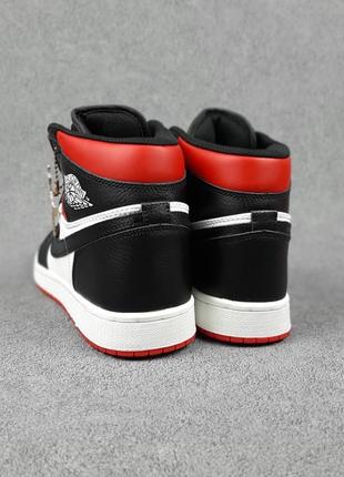 Чоловічі кросівки nike air jordan 1 білі з чорним і червоним / smb