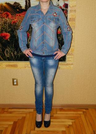 Куртка джинсовая женская синяя с вышитыми цветами размер 44-463 фото