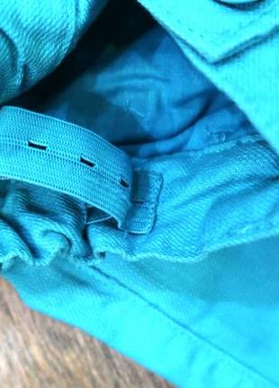 Стильные джинсовые бриджи бирюзового цвета6 фото