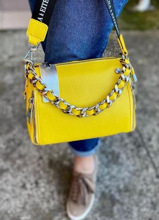 Желтая кожаная сумочка с цепочкой1 фото