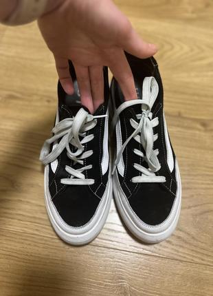 Замшевые кеды в стиле vans