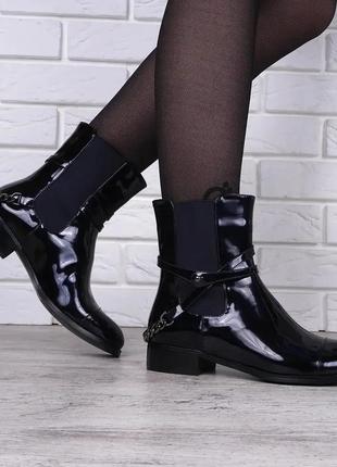 Ботинки женские польща лаковые с цепью на маленьких каблуках черные