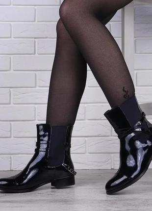 Ботинки женские польща лаковые с цепью на маленьких каблуках черные3 фото