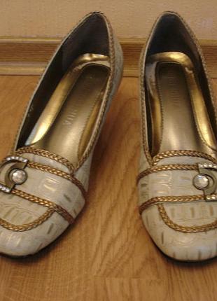 Весняні шкіряні туфлі човники на підборах