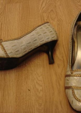Весенние кожаные туфли лодочки на каблуке2 фото