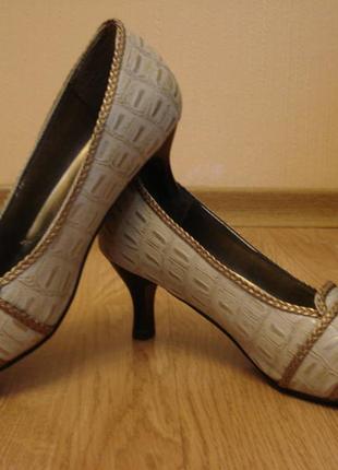 Весенние кожаные туфли лодочки на каблуке3 фото