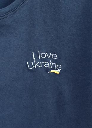 Футболка жіноча з надписом love ukraine темносинього кольору2 фото