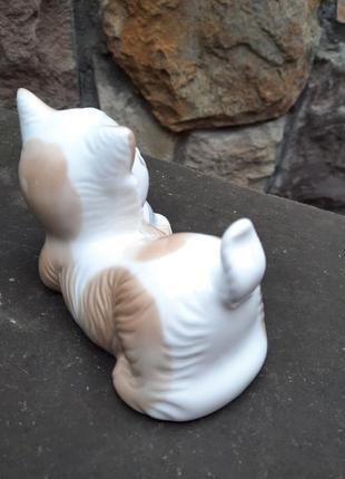 Фарфоровая статуэтка котенок с мячиком.4 фото